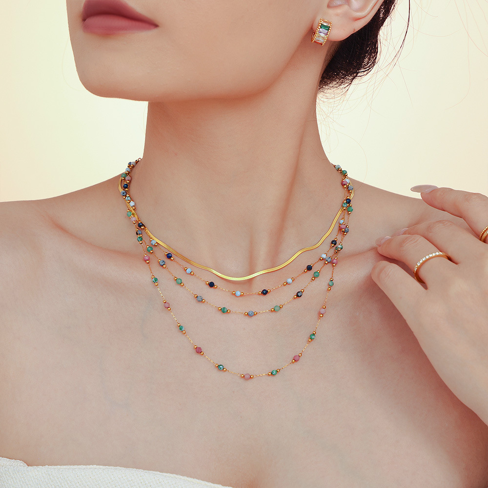 Collana a strati minimalista con catene delicate da donna_voghion.com