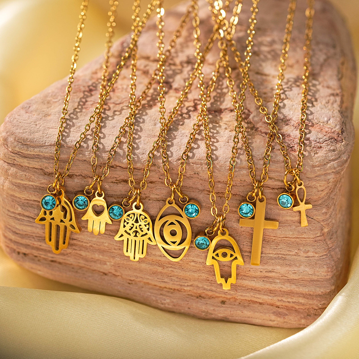 Joyería Al Por Mayor Estilo Clásico Estilo IG Cruzar Palma Ojo Acero Inoxidable 304 Diamantes De Imitación Enchapado Collares De Acero Inoxidable display picture 2