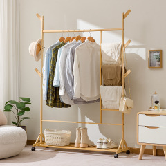 シンプルな服のハンガーはハンガーを掛けて床に落ちます。