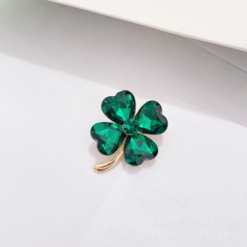 New Imitation Emerald Four-Leaf Clover Brooch for Women, Elegant and Dignified, Chanel-Style Vintage Brooch, Dress Collar Pin