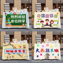 学生募集シーズンの小学校の入学申し込みは広告布の看板のテーブルクロスを展示して屋台の幼稚園を押します。