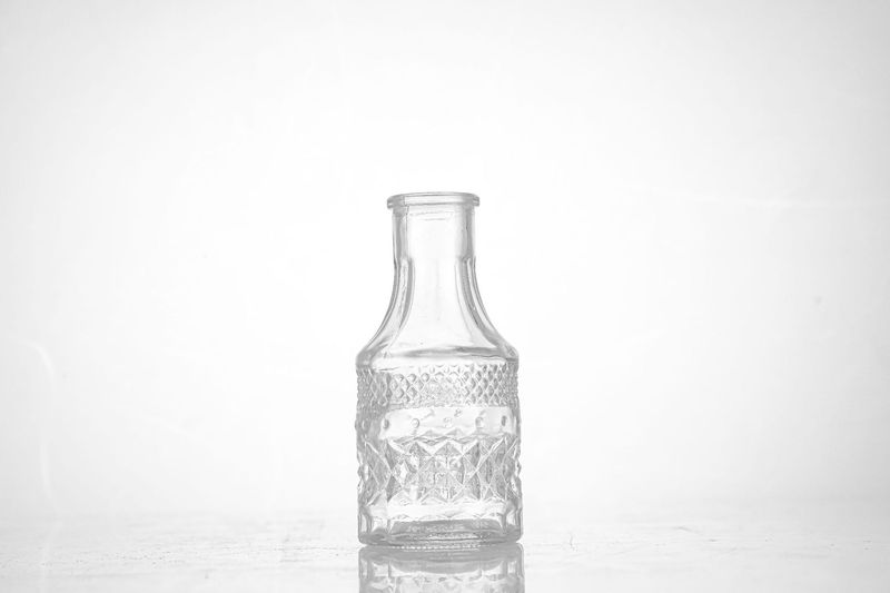 スポットメーカー卸売ソース揮発性スティックアロマボトルエンボス加工厚みのある透明なガラスの小さな花瓶ホームシンプル|undefined