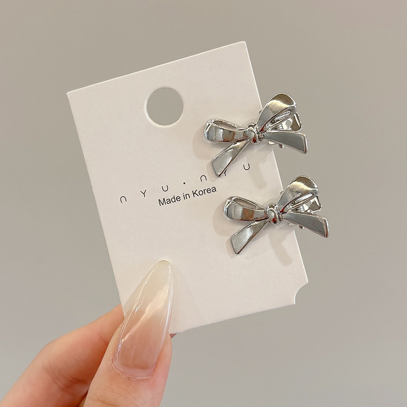 Sweet Cool Metal Hairpin Mujeres 2025 nuevo estilo de alto nivel frente fresa cabello cortado oreja lateral clips adornamiento para el cabello