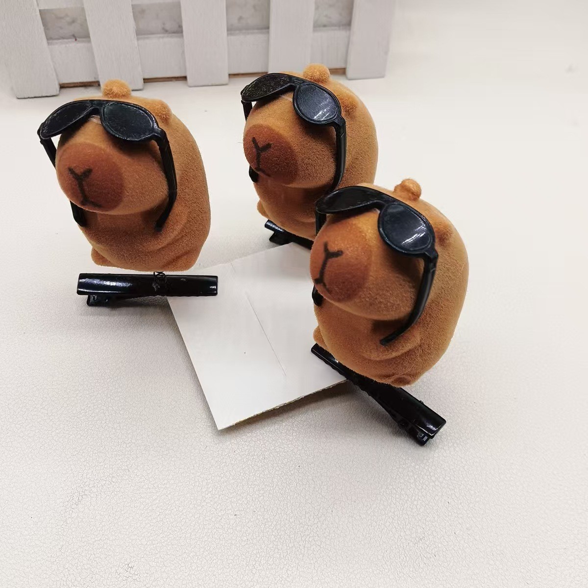 Amazon vende lindos artefactos transfronterizos, sombreros con lazo, gafas de sol, clips de resorte de pato amarillo, regalos de eventos de empuje de clase