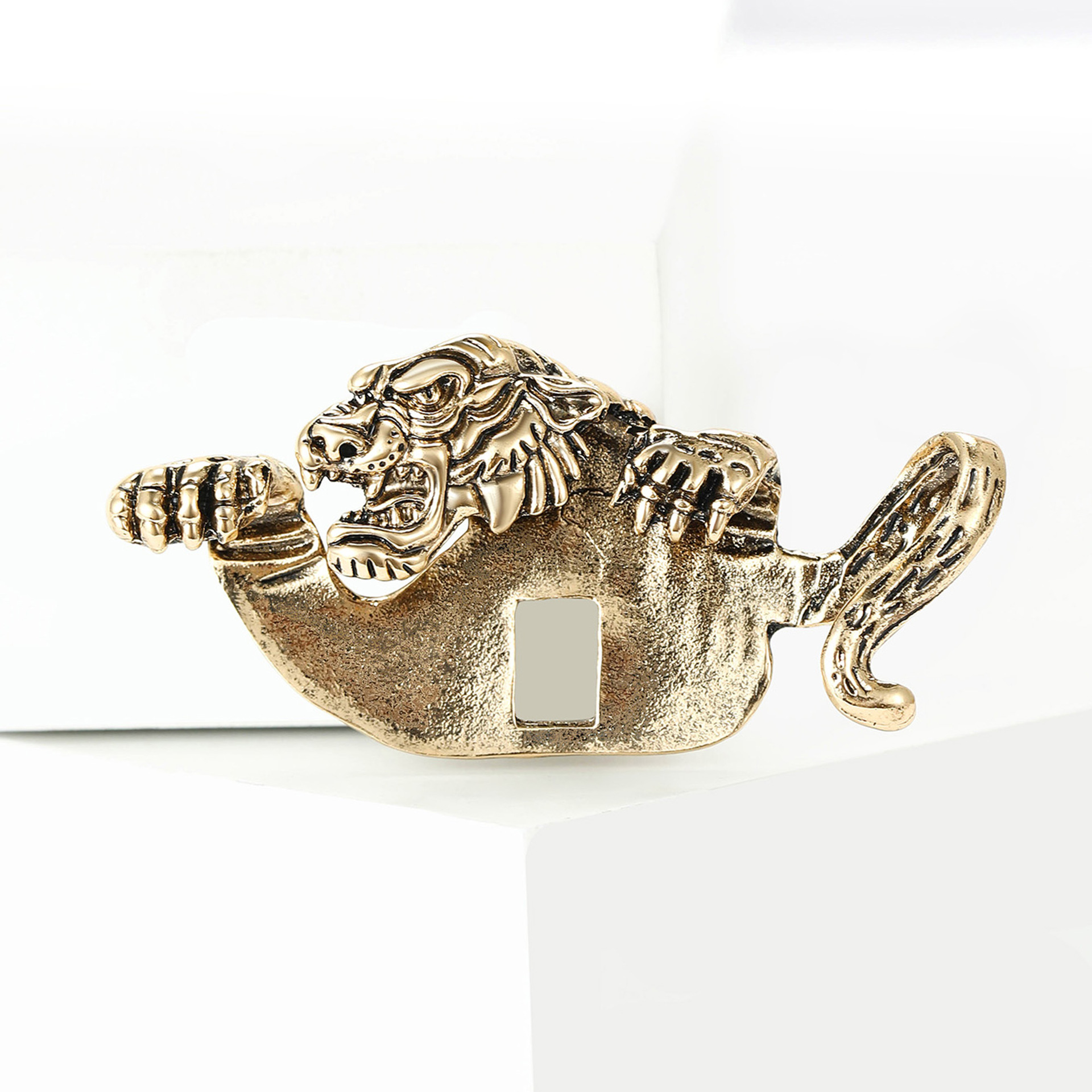 New Vintage-Style Bold Alloy Enamel Tiger Brooch, Creative and Versatile Men's Suit Coat Lapel Pin Accessory