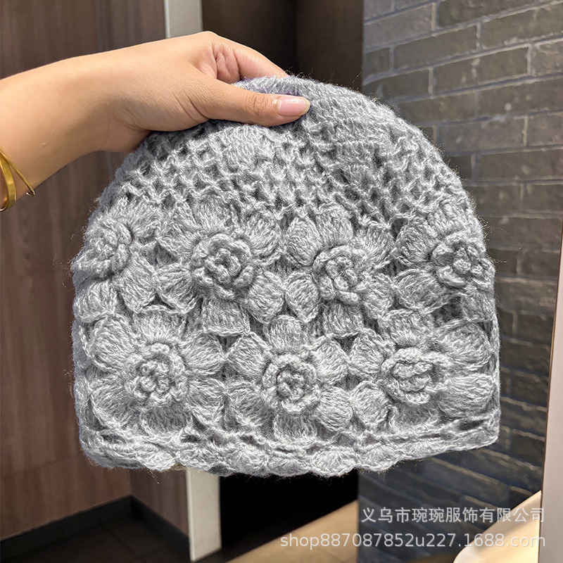秋冬の手作りのかぎ針は透かし彫りの立体の花の二重の毛糸の帽子を編みます。|undefined