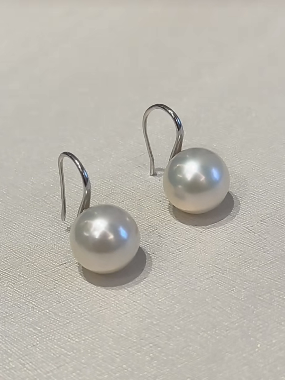 Ms. Wang's pearl earrings and high heels are simple in style, high-end and niche in design. Pearl earrings and ear hooks._voghion.com