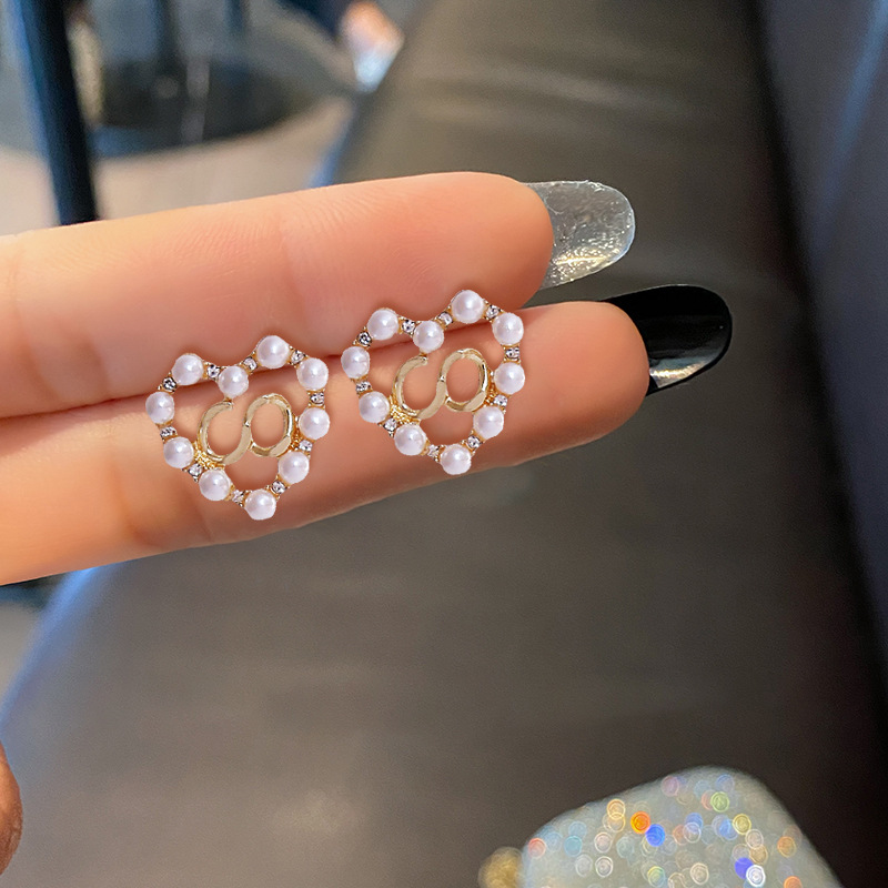 Design fashionable geometric earrings from pearl