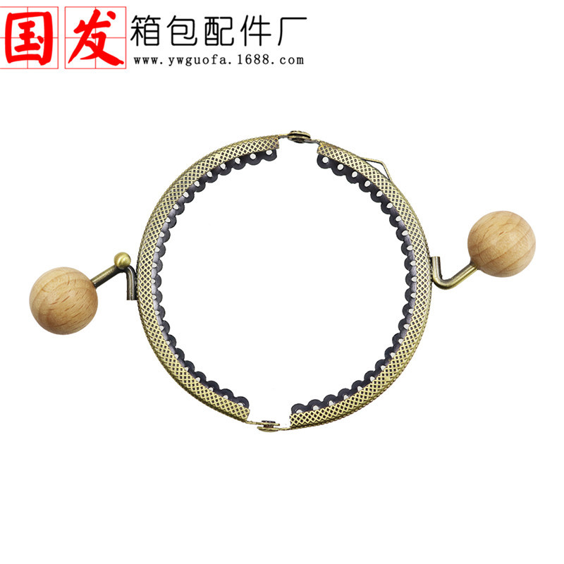 Una sola oreja 8.5CM semicircular encaje en relieve de madera oro 20mm perlas de caramelo japonés 4 cabezas de caramelo opcionales