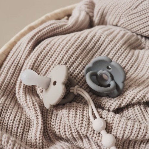 Baby one-piece flower pacifier Newborn soothing silicone pacifier Super soft anti-colic baby pacifier