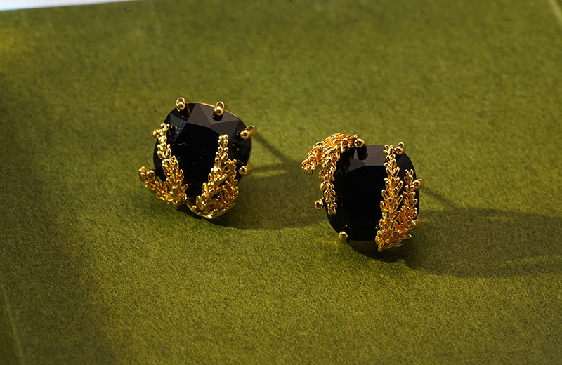 Retro Leaf Copper Inlay Zircon Ear Studs 1 Pair