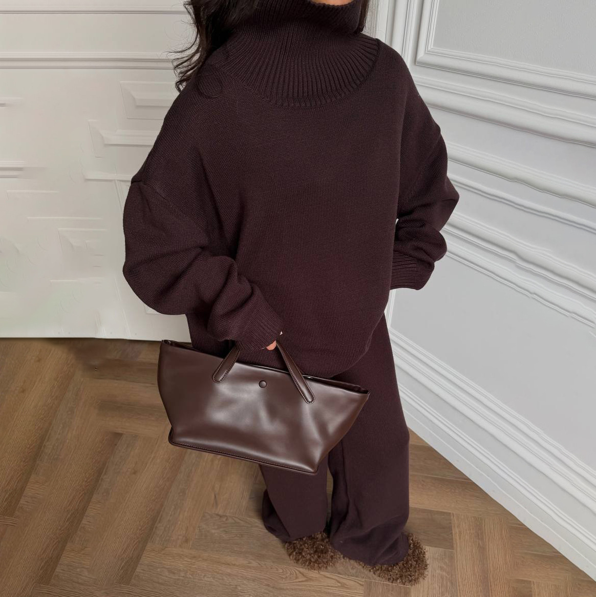 Completo composto da maglione oversize con collo alto e pantaloni larghi e fluidi - Completo due pezzi morbido da donna per autunno inverno in grigio, marrone e beige | S/M/L_voghion.com