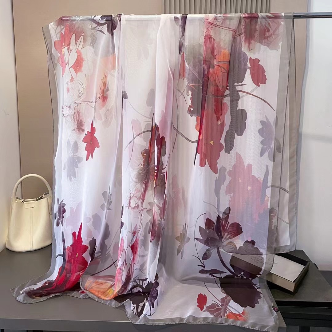 春と秋のシルクスカーフ女性用2026年新作大判ガーゼスカーフ、スタイリッシュでシンプル、多用途、おしゃれな日焼け止めショール、お母さんへのプレゼントに最適。