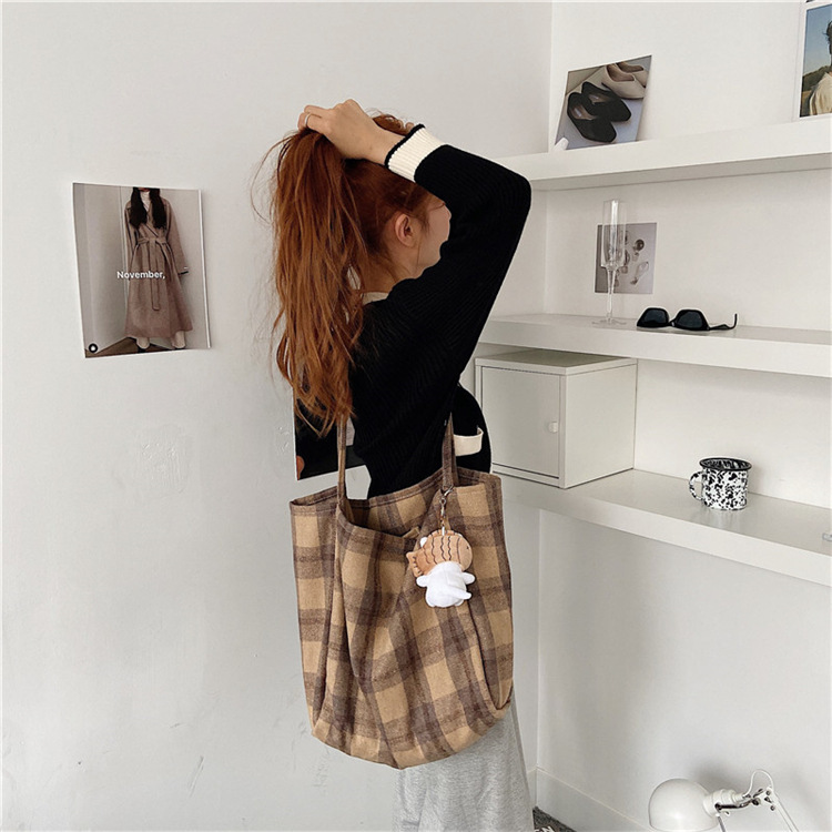 0981 Simple ins checkered woolen single-shoulder bag, hand-held cloth bag, student large-capacity shopping bag, laid-back style women's bag undefined