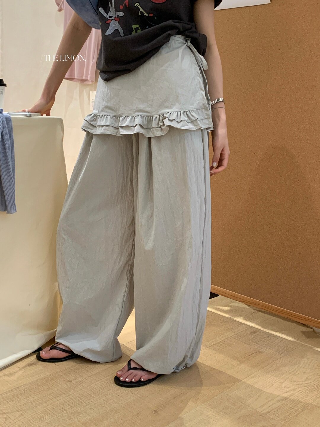 Quần culottes nữ ống rộng cạp cao, phối viền ren xếp tầng, dáng suông rộng, thanh lịch và thoải mái — màu đen, Xanh da trờicolor, màu trắng, Đá vôi chi tiết 40