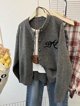 秋冬季新款韩版设计感上衣灰色复古羊毛针织毛衣女圆领开衫