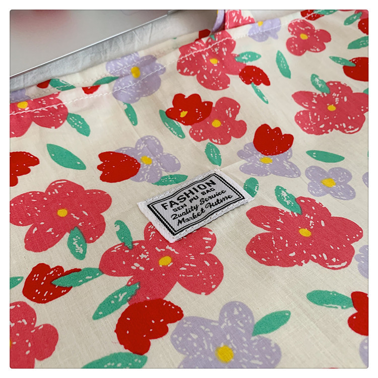 The large-capacity single-shoulder bag for student commuting is a bestseller in early spring. The Korean-style fresh and simple floral fabric bag is a versatile tote bag undefined