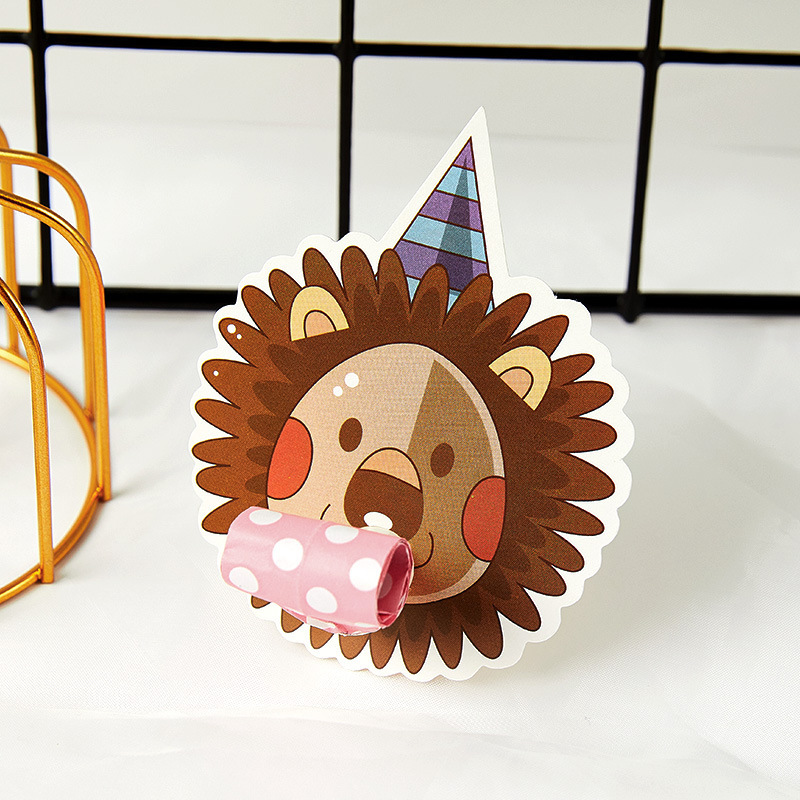 かわいい動物の漫画は竜の子供のおもちゃの誕生日のパーティーの小さい贈り物の口笛の応援の道具のラッパを吹きます。|undefined