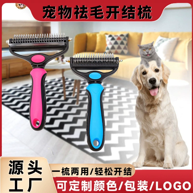 Домашние животные расчесывают расческу Кошка идет к плавающим волосам