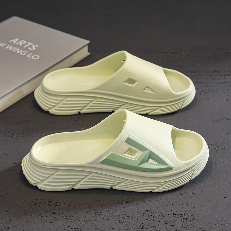 Verano nuevas zapatillas de hombre de playa de verano nuevo hogar zapatillas antideslizantes de fondo grueso zapatillas de la barra ultra suave