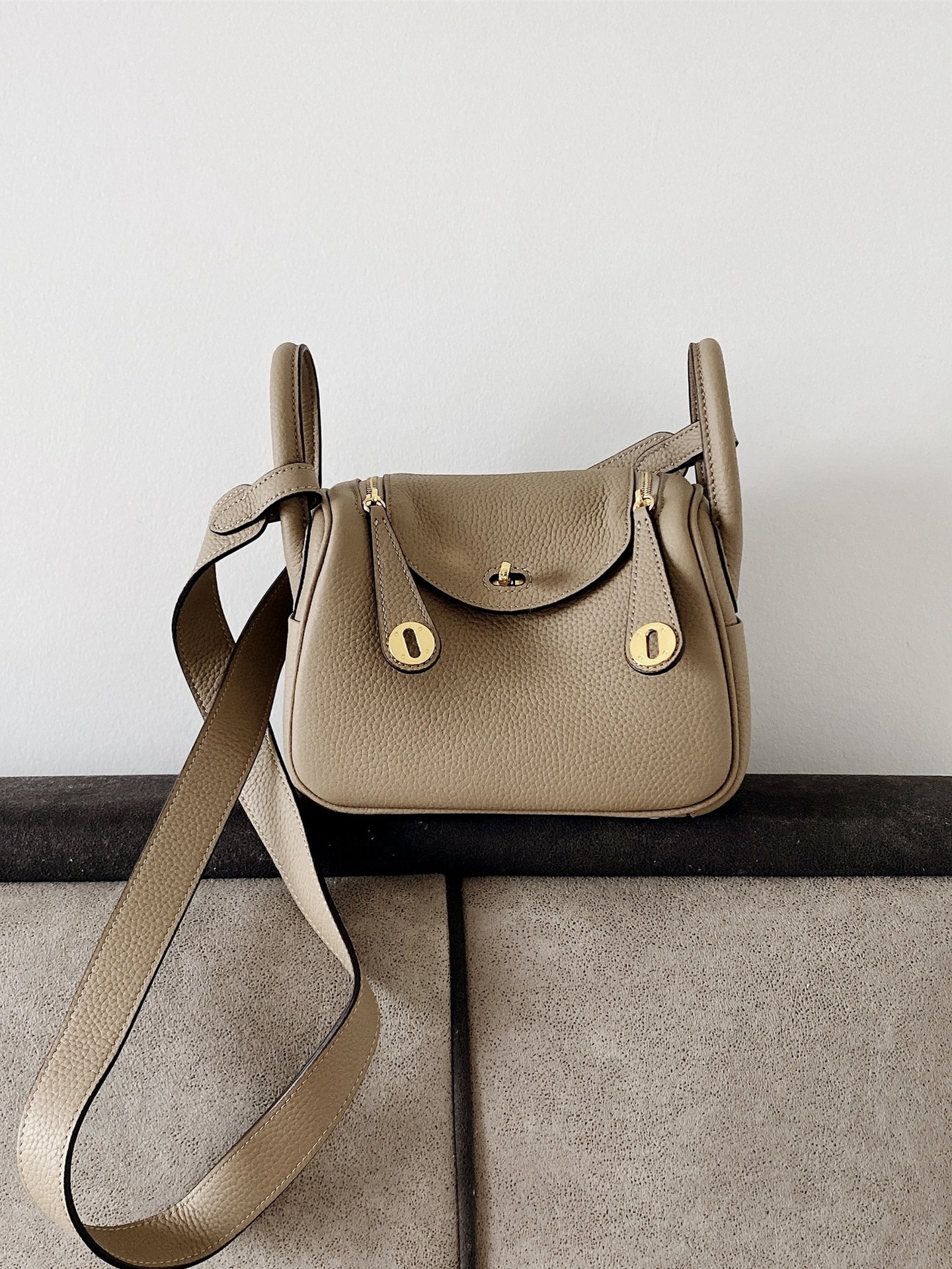 Bolsos de cuero Lindy de piel de vaca con togo de primera capa 2025 Bolsos de cubo retro de estilo europeo y americano Bolsos portátiles de moda