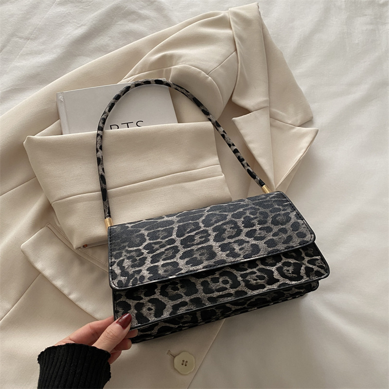 Nicho de diseño de moda retro versátil bolso pequeño para mujeres 2024 invierno nueva tendencia de textura de hombro brazo bolso de mujer