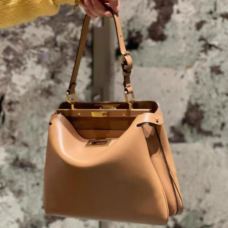 24 otoño e invierno nueva bolsa de bolso de mujer PB tamaño medio bolsa de gatito de cerradura de metal de lujo ligero bolsa de cuero bolsa axila de un solo hombro