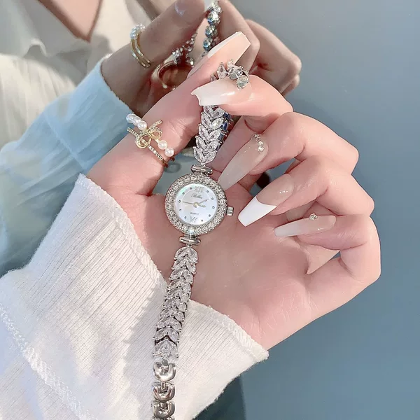 2023 popular mermaid women's watch for girlfriend light luxury niche bracelet watch fashion watch cross-border wholesale