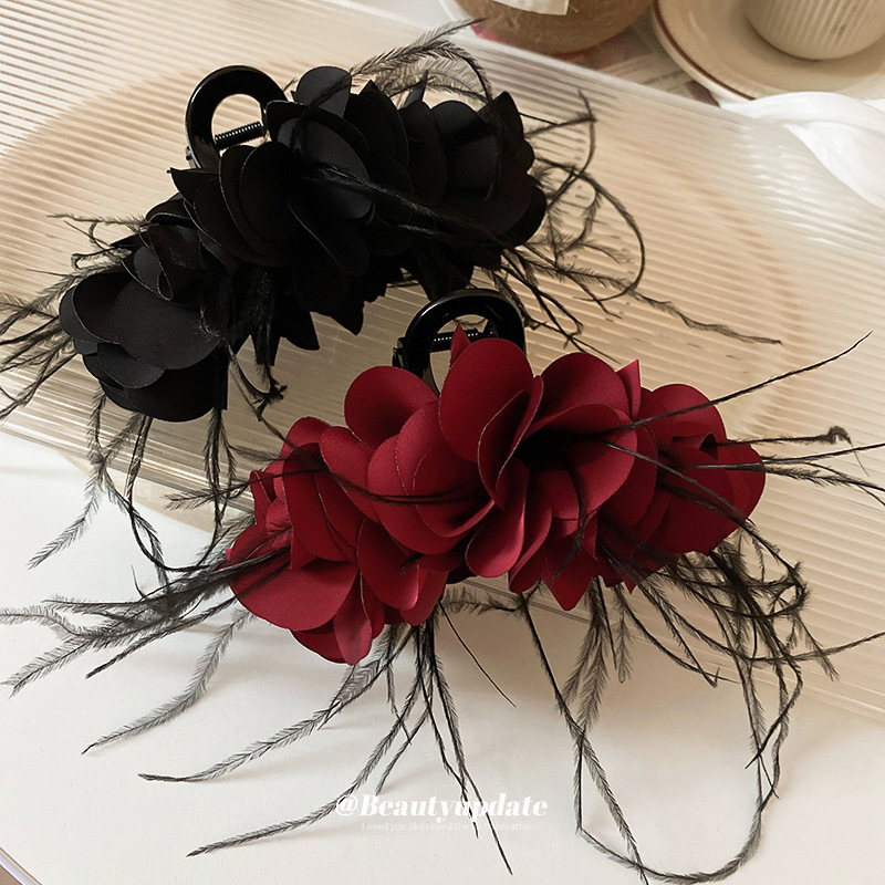 Encora rojo, pliegues multicapa, plumas, pinza para el cabello, pinza para el cabello, parte posterior de la cabeza, pinza de tiburón, estilo princesa, ambiente, sensación de temperamento, accesorios para el cabello