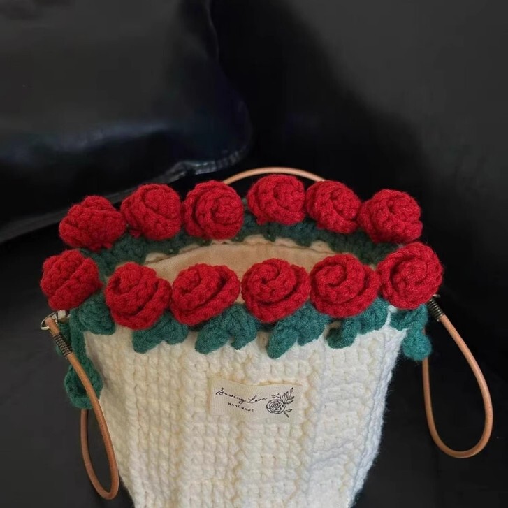 【完成品・在庫あり】ガールフレンドへのギフトとして、手作りの毛糸で編んだバラの花が付いた花束ブランケット完成品|undefined