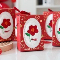 チューリップ刺繍フェイスタオルサンゴのベルベットの結婚式のギフトボックス