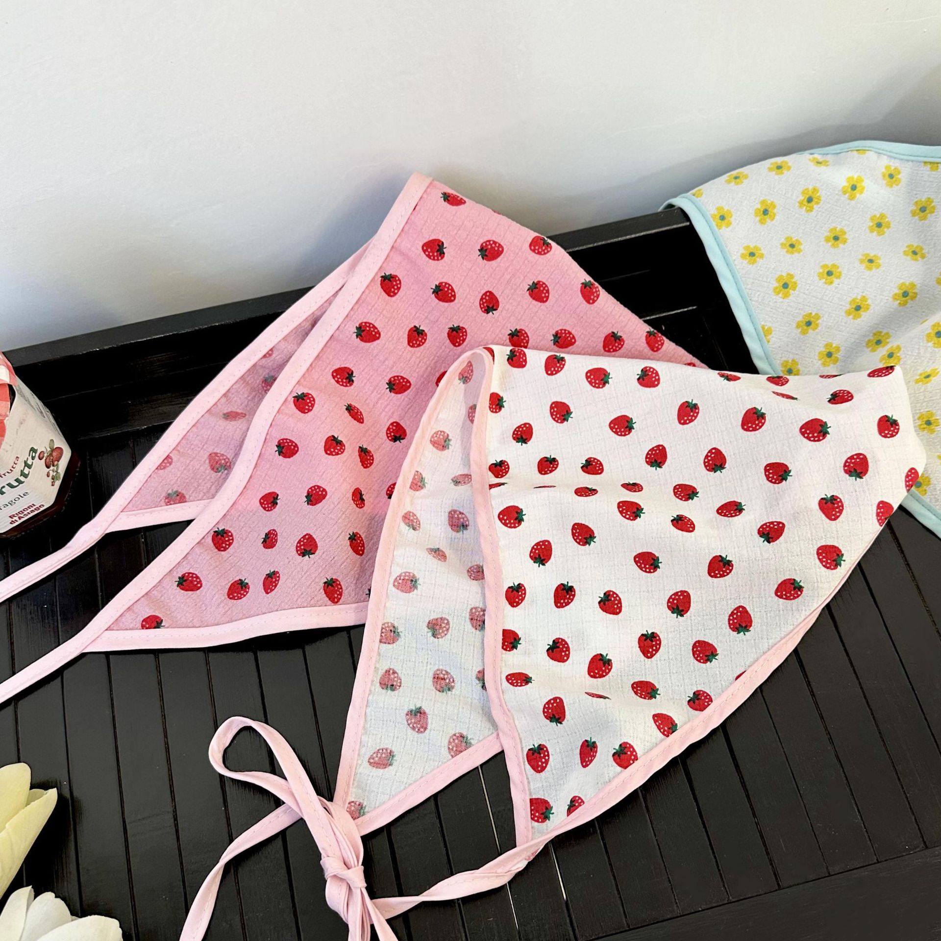 Nuevo rosa fresas lindas niñas de punto pañuelo triángulo pañuelo correa de cabello multifuncional alta sensación de fotos bufandas delgadas