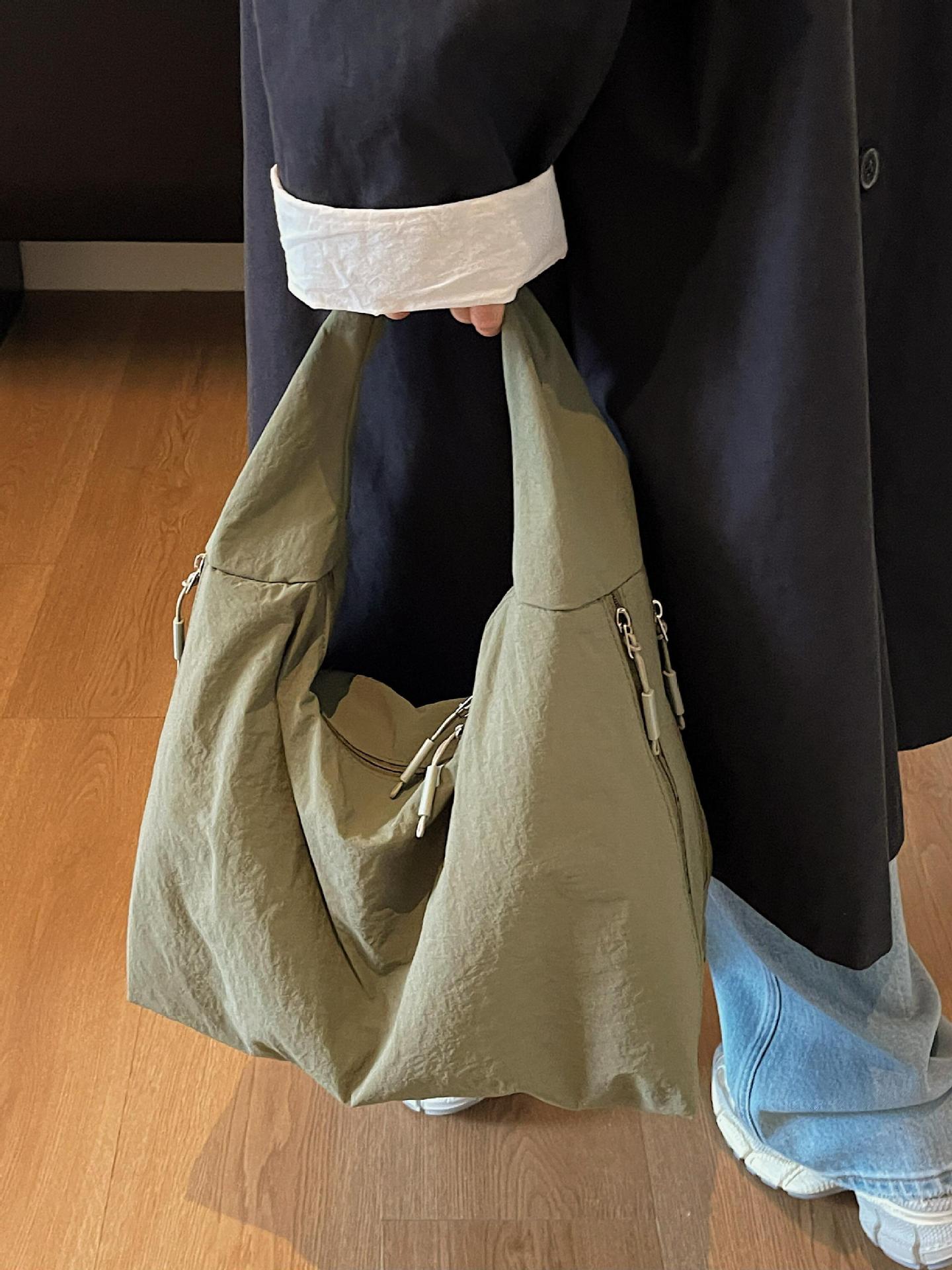 Bolsa de brazo de tela de nylon transfronteriza para mujeres 2025, nueva bolsa de hombro casual simple, bolsa de torneo casual universal