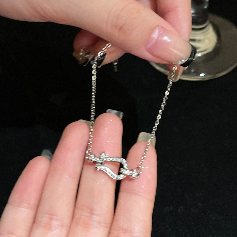 Pulsera de hebilla de herradura de circón de alta gama francesa, pulsera de nicho de moda femenina, temperamento de lujo ligero, accesorios de mano de todo fósforo