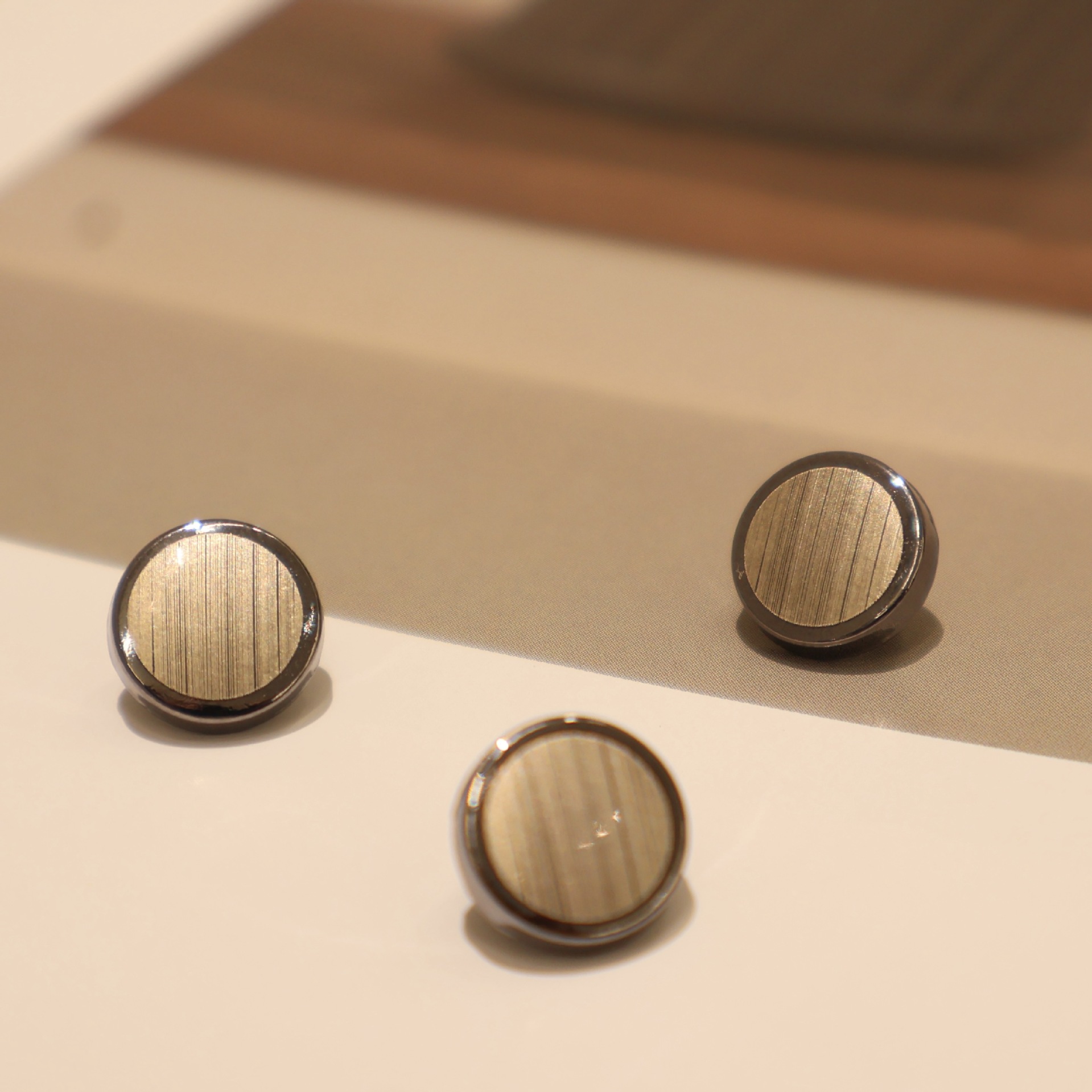 Source Manufacturer Produces and Sells Men's Metal Button Shirts, Small Buttons, Brushed Craft Buttons, Round High-Leg Buttons