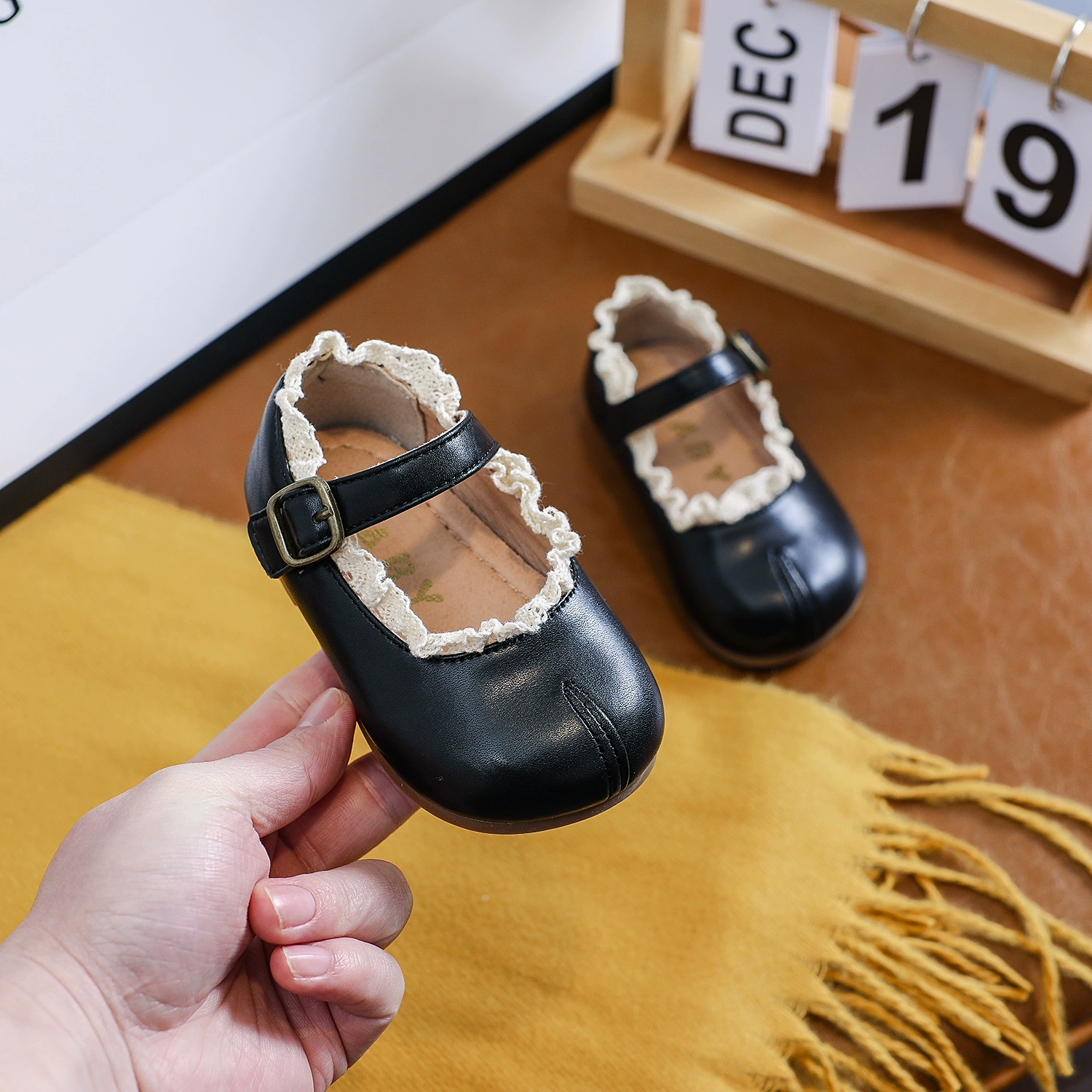 Spring and Autumn Girls' Leather Shoes Little Fragrant Princess Style Children's Comfortable False Split-Toe Shoes Lace Velcro Mary Jane Shoes
