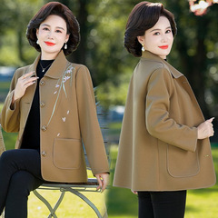 お母さんの秋の服のコートの洋風の中で高齢者の女性の春秋の短いタイプの風衣のファッションの中年の秋のジャケットの上で服を着ます。