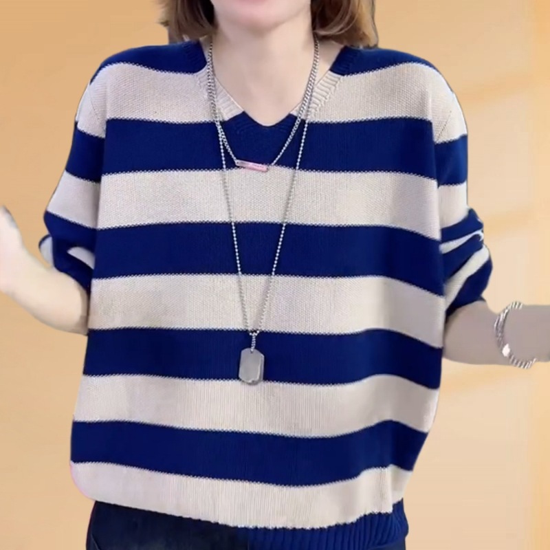 長袖のセーターの女性の早秋の新型のファッションのゆったりしているストライプのニットは年齢を減らして明らかにやせているvネックのニットのお母さんのシャツを現します。|undefined