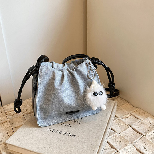 小包包女式2024新款潮褶皱纯色单肩斜挎包流行牛仔休闲抽绳水桶包