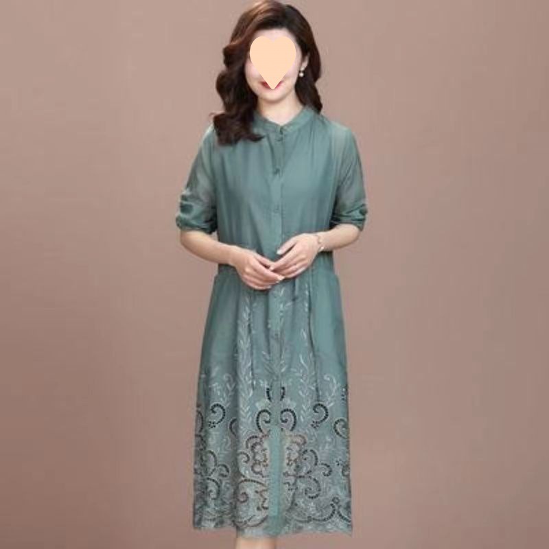 背の高いトレンチコートの女性は長すぎて中が長いので、やせています。|undefined