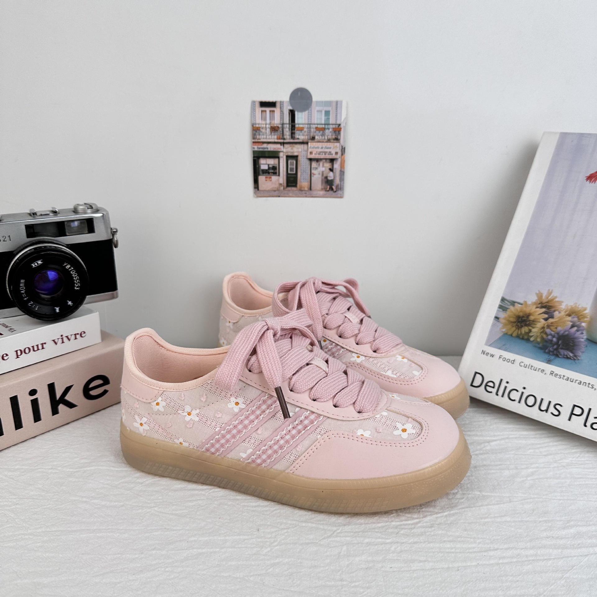 Yuanbo coreano zapatos de skate para mujeres 2025, verano nuevo bordado con zapatos blancos con falda retrógrada zapatos de entrenamiento alemán