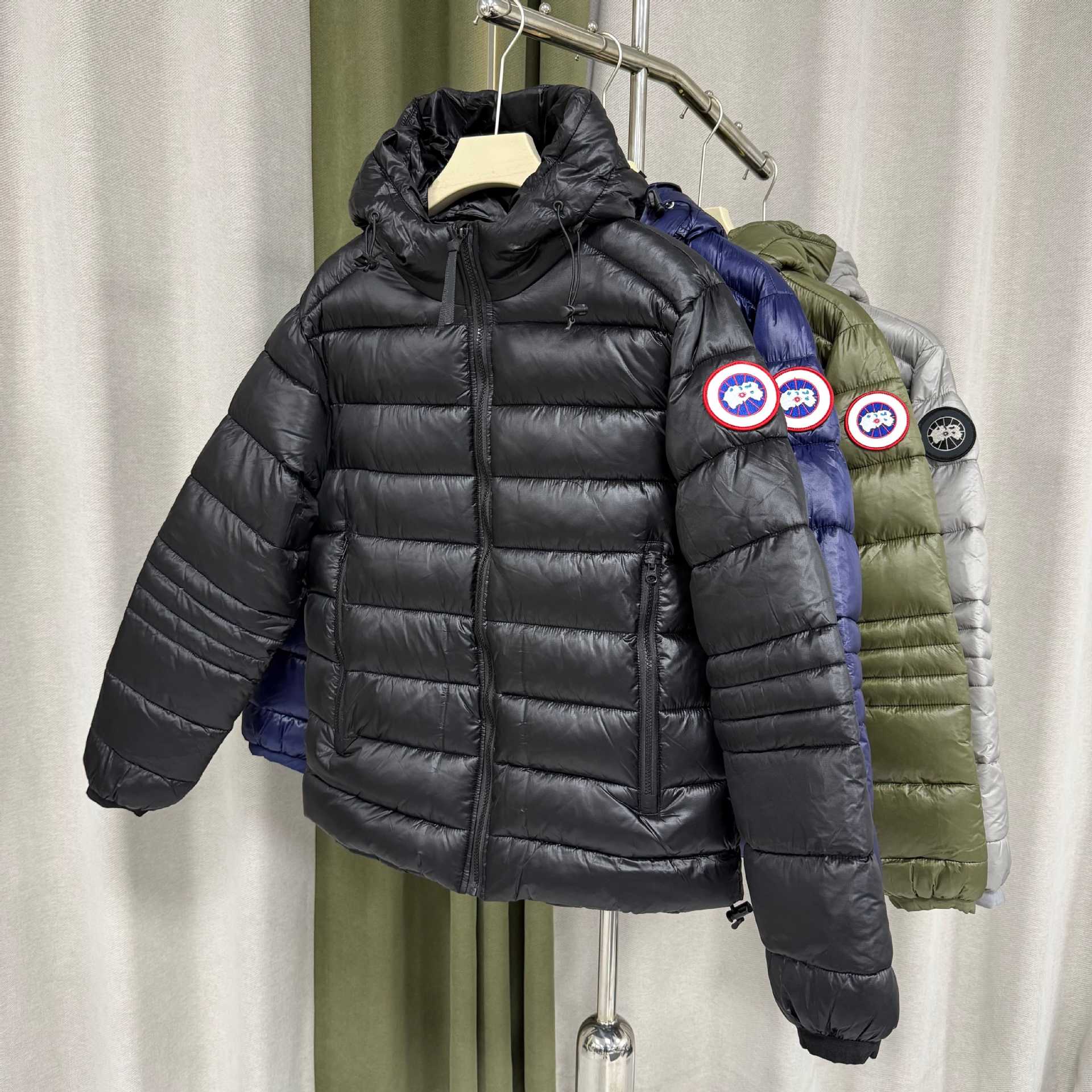 Cross-border Canada Goose men's warm solid color hooded logo cotton coat series, silver and black, in stock, full order.