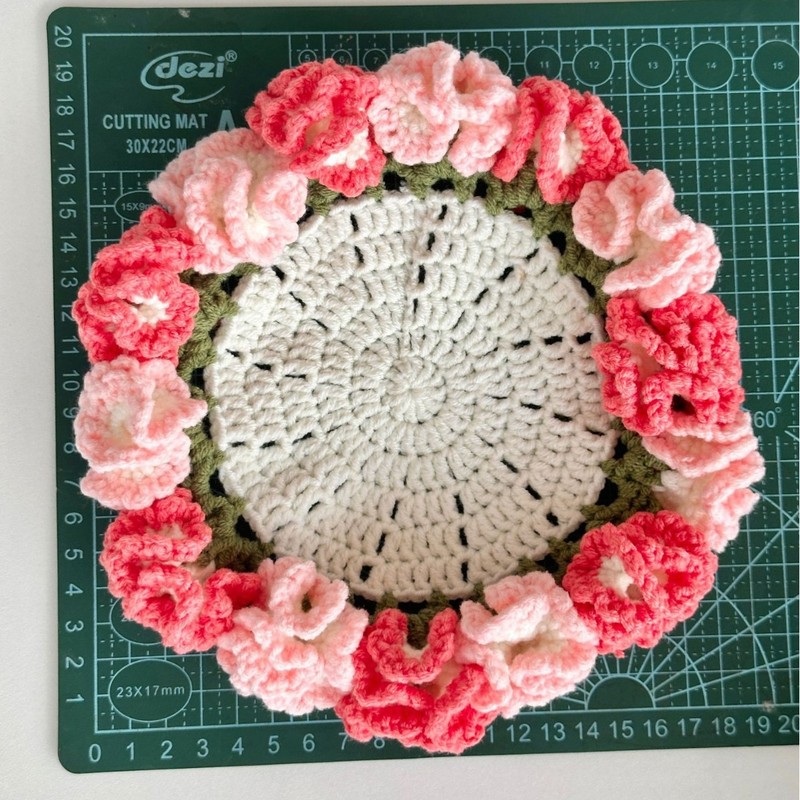 完成した手作りのバラの花束コースター、毛糸のかぎ針編みカップ、手持ちの花束、断熱手編みの花綿|undefined
