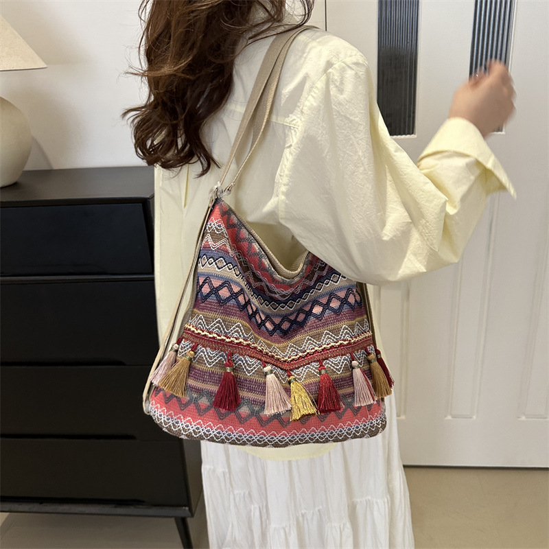 Gran capacidad de alto valor de la cara nacional estilo bolso de mochila para mujeres 2024 nueva moda amplio cinturón de hombro de hombro único bolso de flujo
