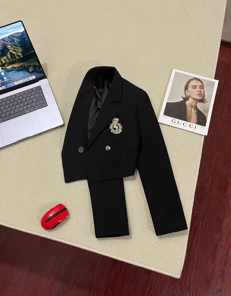 Áo vest nữ dáng ngắn màu đen, tay dài cổ vest một hàng cúc, phong cách thời trang thường ngày — màu đen chi tiết 10
