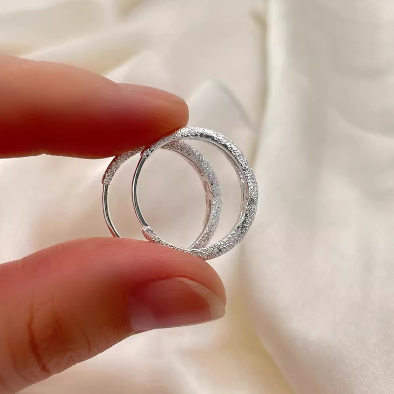 Un par de pendientes de plata