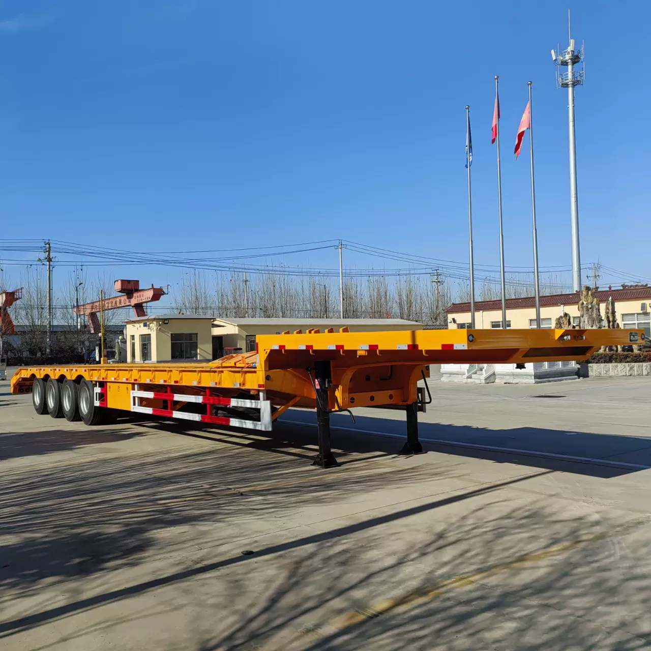 热销产品 4轴低平板半挂车  工程车运输车  勾机板