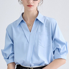 VEGAの白いシャツの女性2025夏の新型のカジュアルなゆったりした職業のフランスの小さい大衆の上着のvネックの半袖の裏地