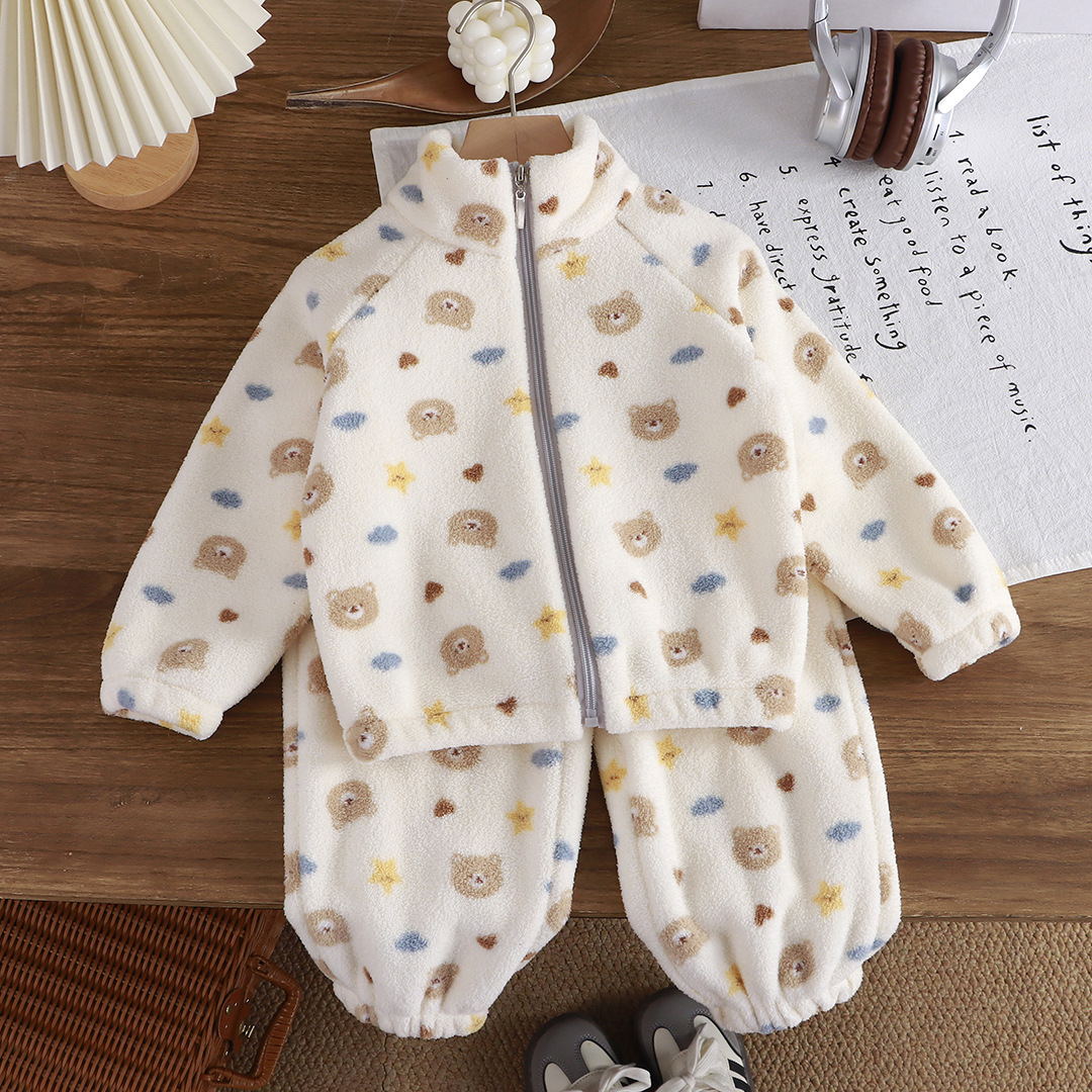 Invierno nuevo terciopelo grueso ropa de hogar para niños, hombres y mujeres, niños y niñas con un conjunto de calor coreano de ropa infantil al por mayor