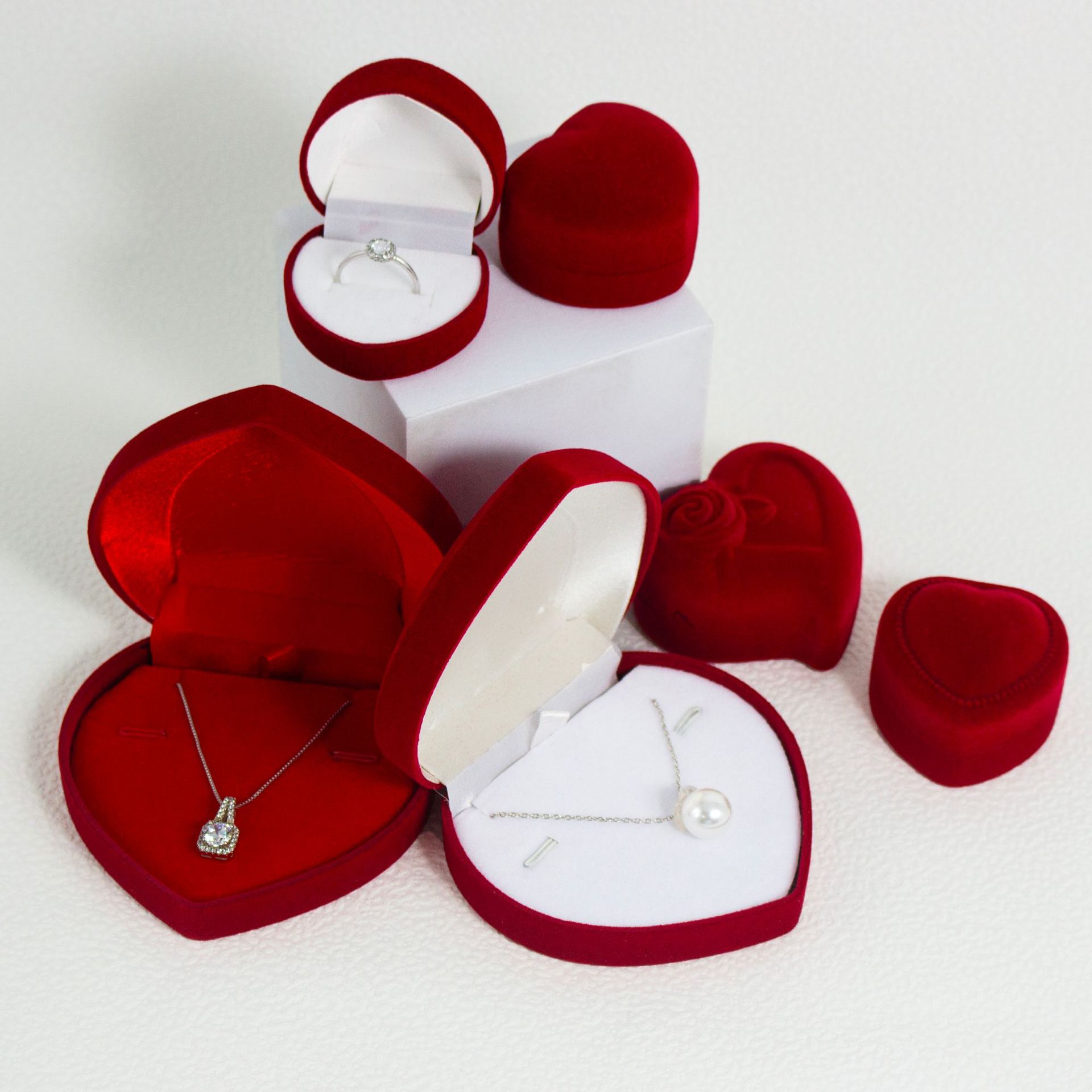 Caja de anillo de amor rojo Joyería Tres joyeros de oro Caja de juego de pulsera de oro Pendientes románticos Caja de almacenamiento de joyas